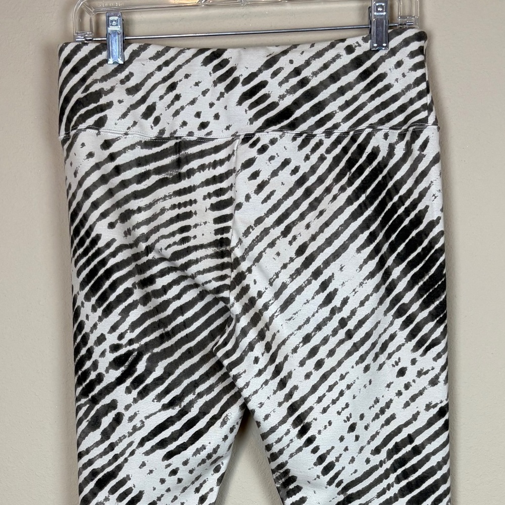 Soft Surroundings Cream/Black/Gray Patterned Skinny Active Pull On Leggings - Picture 5 of 7